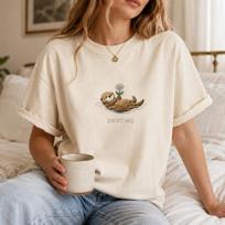 Plaukiojantis ūdra marškinėliai, Comfort Colors smėlio spalvos T-shirt, Mielas ūdra su gėlių grafika T-shirt, Siuvinėto stiliaus pakrantės jaukus dovanų rinkinys 3XL white