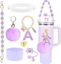 7 vnt. priedų rinkinys Stanley puodeliui: violetinis šiaudelio dangtelis, puodelio apsauginis padėkliukas, vandens buteliuko rankenėlės dirželis, raidelių pakabukai 40oz 30oz termosiniai puodeliai