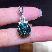 Ladies' Exquisite Inlaid Circular Cut Green Zircon Pendant Necklace, Elegant and Eye-catching Jewelry, Birthday and Anniversary Gifts