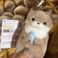 Animacinis filmas Mielos ūdros laikančios žuvies pliušinę lėlę su grandinėle Kūrybiški Kawaii raktų pakabukai Kabantys pakabukas Papuošalai Mokyklinis krepšys Piniginės pakabukai