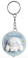 „Cinnamoroll“ šviečiantis raktų pakabukas