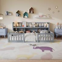 Lova ant grindų 90 x 200 cm su knygų lentyna, vaikiška lova, Montessori lova su apsauga nuo kritimo, stabilus grotelių pagrindas, pilka
