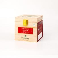 Makaibari Darjeeling juodoji arbata Premium birios lapeliai 100 g dėžutė su skardinėmis USDA ekologiška vieno ūkio sodinama sodri aromatinga muskatelio skonio arbata beige