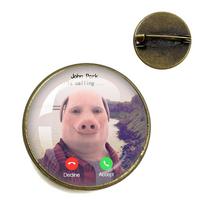 John Pork skambina Atsiliepti skambučio telefonu Humoras Juokinga Kiaulės mylėtojo Grafika Memas Stiklinė Sagė Marškinėlio Atlapas Krepšys Drabužiai Kepurės Smeigtukai Dovana 20mm