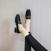 Storo kulno vieni batai moterims vasarai Nauji seklios iškirptės kvadratinio pirštagalio vidutinio kulno britiški maži odiniai batai švelnios fėjos aukštakulniai moterims 34 juoda