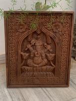 Teak Wood Ganesha Wall Panel: Handcrafted Hindu Temple Decor 18” X 9” X 24” (l x w x h) įvairiaspalvis
