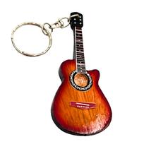 Medinis akustinės gitaros raktų pakabukas – dovana muzikantui
