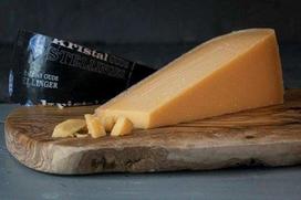 "Gouda" su šviesiomis kristalinėmis druskomis, geriausias olandiškas sūris, kreminis ir charakteringo skonio, puikiai tinka sūrio lėkštėms ir kulinariniams patiekalams, aukščiausios kokybės "Schinkendiele" sūrio patiekalas