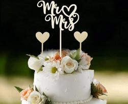 Medinis torto papuošalas vestuvėms su užrašu „Mr & Mrs“, torto papuošalas jubiliejui, sužadėtuvėms ir torto papuošalas vestuvių metinėms bei sužadėtuvių pasiūlymui