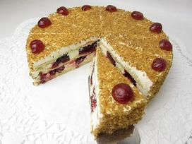 Veganiškas „Crocant“ tortas su vyšnių kremu