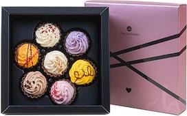 „CHOCOLISSIMO“ belgiškų šokoladinių saldainių dovanų dėžutė, 130 g – 7 rankų darbo saldainiai, primenantys keksus – romantiška šokoladinė dovana Kalėdoms, gimtadieniui arba kaip saldi staigmena