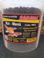 „Koi Menu“ 5 l kibiras = 1800 g. 4 skirtingos rūšys didelėms ir mažoms žuvims. 3–6 mm granulės. Plūduriuojantis tvenkinio pašaras. Koi pašaras. Žuvų pašaras.