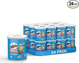„Pringles“ „Salt & Vinegar“ (24 x 40 g) – nepakartojamas klasikinis užkandis patogioje skardinėje, traškūs traškučiai su druskos ir acto skoniu – Pop. Play. Eat.
