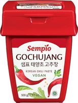 „Sempio Gochujang“ (500 g / 1,1 svaro) – korėjietiška čili pasta, saldžias, pikantiškas ir aštrus raudonųjų pipirų padažas, skirtas „tteokbokki“ ir korėjietiškos virtuvės patiekalams. Tinka veganams
