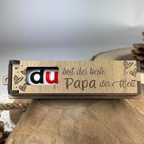 „Urhome“ dovanų dėžutė „Tu esi geriausias tėtis“ su graviravimu ir „Duplo“ šokolado plytelė – medinė dėžutė su širdelėmis ir užrašu, kurioje yra šokolado plytelė – dovana tėčiui su graviravimu „Ačiū“