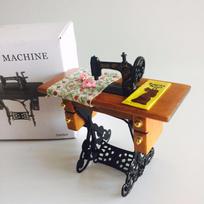 1:12 Lėlių namelis Retro siuvimo mašina Lėlių namelis Miniatiūrinis mastelis Pasakų lėlės namų gyvenimo scena 1PC