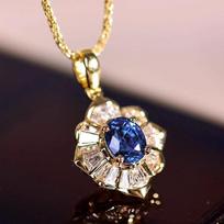 Elegant Zircon Sunflower Pendant Necklace, Luxurious Jewelry, Suitable for Daily Wear and Gift Giving