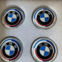 4 vnt. 56/68 mm plaukiojantys ratų centriniai dangteliai BMW 50-mečiui – Tinka G20 X3 X5 E39 E46 E60 F10 F30 2455268/2455269 56mm 4pcs
