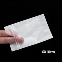 100 vnt. Plastikinis pakuotės maišelis su lipnia juostele, laikymo maišelis su užtrauktuku ir skylute pakabinimui 6X10cm