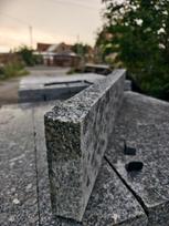 Granito bortelis, skaldytas, 100x20x6 cm, lenktas