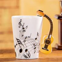 240 ml Kūrybingas muzikinis keraminis puodelis Gitara Smuikas Stiliaus Mielas Kavos Arbatos Pieno Natų Linijų Puodeliai Su Rankena Naujoviškos Dovanos 240ml