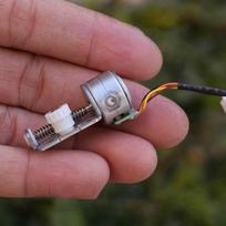 1 vnt. žingsninis variklis linijinio sraigto veleno strypo blokas 13 dantų plastikinis krumpliaratis „pasidaryk pats“ kamera monitorius 15 mm 2 fazių 4 laidų žingsninis variklis Onesize