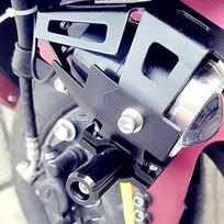 Universalus tvirtinimo kronšteinas, skirtas motociklo buferio modifikuoto priekinio žibinto stovo prožektorių prailginimo stulpelio laikikliui ONESIZE