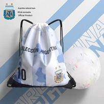 Argentinos nacionalinės komandos futbolo raišteliu užtraukiamas maišelis mėlyna
