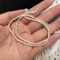 1 gija natūralių gėlavandenių mažyčių plokščių perlų karoliukų 1,8–2 mm 36 cm pilnai išgręžta mikro sėklinių perlų gija itin subtiliems sluoksniuojamiems papuošalams gaminti 1Strand/1.8-2mm-36cm balta