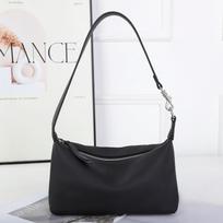 Moterų 2026 m. Naujas TOGO Viršutinės Odos Moteriškas Pečių Krepšys Madingas Minimalistinis Universalus Crossbody ir Pažasties Krepšys 23 x 6 x 13 CM juoda