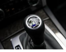 Karštas automobilio lipdukas Automobilio pavarų perjungimo svirties galvutės ženkliuko lipdukas Metalinė lipduko apdaila Mercedes Benz AMG W204 W205 W203 W211 W212 W