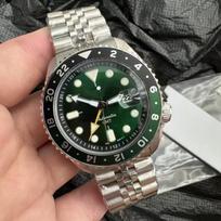 Seiko 5 vyriškas GMT plienine apyranke vandeniui atsparus mechaninis laikrodis su savaitės kalendoriumi SSK001K1.