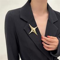 Punk Gold Color Irregular Metal Smooth Spiral Vortex Broochs for Women Men Suit Corsage Pins Party Jewelry Accessory Gifts