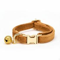 Aksominė katės apykaklė su varpeliu, reguliuojamo dydžio, personalizuota ID kačiukams, mažiems šunims, tamsiai ruda kava