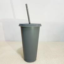 Daugkartinio naudojimo gėrimų indai su šiaudeliais, dangtelis, blizgučiai, vandens butelis, plastikinės gertuvės, puodelis su šiaudeliu, puodelis šaltiems gėrimams