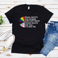 Lygios teisės kitiems nereiškia mažiau teisių jums Marškinėliai Tai ne pyragas Marškinėliai su LGBT vaivorykšte Gėjų pasididžiavimas LGBTQ T-marškinėliai S juoda
