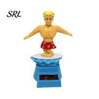 Solar Car Ornament Surfer Boy Nodding Toy, Cartoon Bobblehead for Red And Blue Figurine Dashboard, Auto Swing Shaking Figure Office Desk Motion raudona