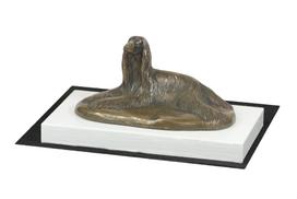 Afganų kurtas, Tazi - šuns figūrėlė, figūrėlė ant baltos bazės, trofėjus parodai „Art-Dog“ ruda