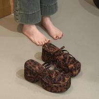 Vasarinės platforminės moteriškos šlepetės atviru pirštu su siaura juostele, elegantiški gatvės stiliaus moteriški batai 35 leopardo rašto spalva