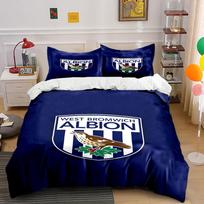 West Bromwich Albion logotipas. Patalynės komplektai Antklodžių užvalkalų komplektai Antklodžių užvalkalai Pagalvės užvalkalai(1*Antklodės užvalkalas 2*Pagalvių užvalkalai be antklodės įdaro) 135x200cm