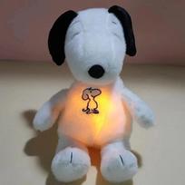 Kvėpavimą raminanti balta Snoopy pliušinė lėlė Miego palydovas Muzika plius šviesos lėlė Sensorinis minkštas žaislas Vaikų dovanos dekoratyvinė lėlė
