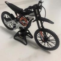 Surron Original Peripheral Light Bee X Electric Dirt Bicycle Bike Assembly Model Sur Ron12:1 Plastic Action Adults Figures Toy 0w šviesiai pilka spalva