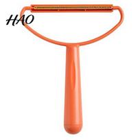 Practical Pet Hair Remover Portable Scraper Cat Dog with Long Handle Anti-Slip Easy Operation Epilator Curved Grip Reusable Widened Coverage Area Ball oranžinė