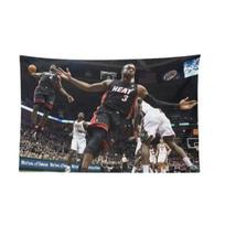 LeBronas Jamesas ir Dwyane'as Wade'as Ikoniškos Akimirkos Sporto Istorijos Gobelenas Sienų Dekoras Miegamajam Bendrabučiui Namų Dekoras 74x94cm(29x37in)