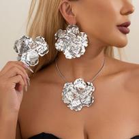 European and American fashion ins style liquid metal pleated petal necklace personalized three-dimensional large flower clavicle necklace