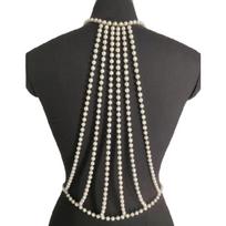 Alluring Pearls And Gold Alloy Body Chain Necklace Designed For Women Seeking To Stand Out At Social Gatherings auksas