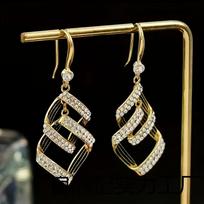 A pair of elegant and luxurious women's earrings with plated geometric square pendants and a multi-layered staggered dangle design auksas