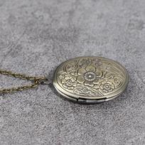 Drožinėta gėlių juostele Locket pakabukas karoliai Vintage žalvario atidarymo nuotraukų dėžutė gray