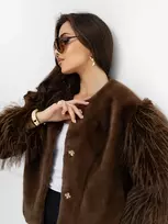 Ruda moteriška striukė su kailio imitacijos detalėmis