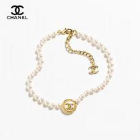 Chanel metalo ir dervos kaklo papuošalas su dvigubu C ženklu ir auginamaisiais perlais, unisex stiliaus, poros rinkinys, baltas balta